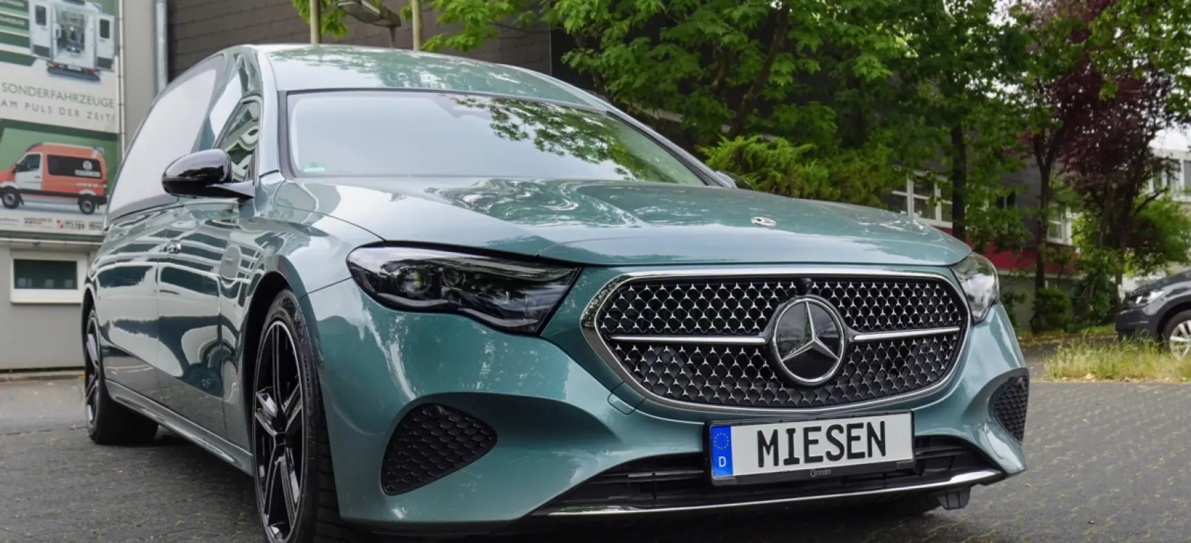 Frontansicht eines stilvollen Bestattungsfahrzeugs auf Mercedes-Benz-Basis mit MIESEN-Kennzeichen.