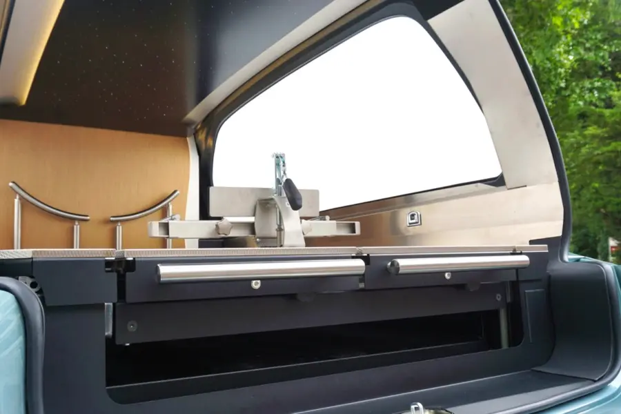 Für maximale Ergonomie und rückenschonendes Arbeiten lassen sich die Bahnen im oberen Zustand einzeln ausziehen und seitlich beladen – so wird das Handling spürbar erleichtert. Die Mittelbahn ist zudem elektrisch höhenverstellbar und lässt sich flexibel an unterschiedliche Anforderungen apassen.