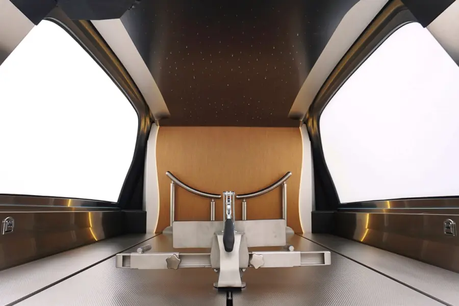 Eine dezente seitliche Ambientebeleuchtung in Kombination mit einem funkelnden Sternenhimmel verleihen dem Sarginnenraum eine stimmungsvolle und würdevolle Atmosphäre.