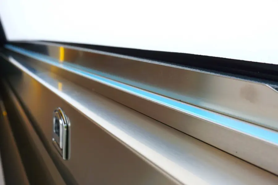 Die hinteren Scheiben können mit unserem innovativen Lucency System ausgestattet werden. So gewähren sie bei Bedarf Einsicht in den Sargladeraum und lassen sich per einfachem Tastendruck in Sekundenschnelle wieder blickdicht mattieren.