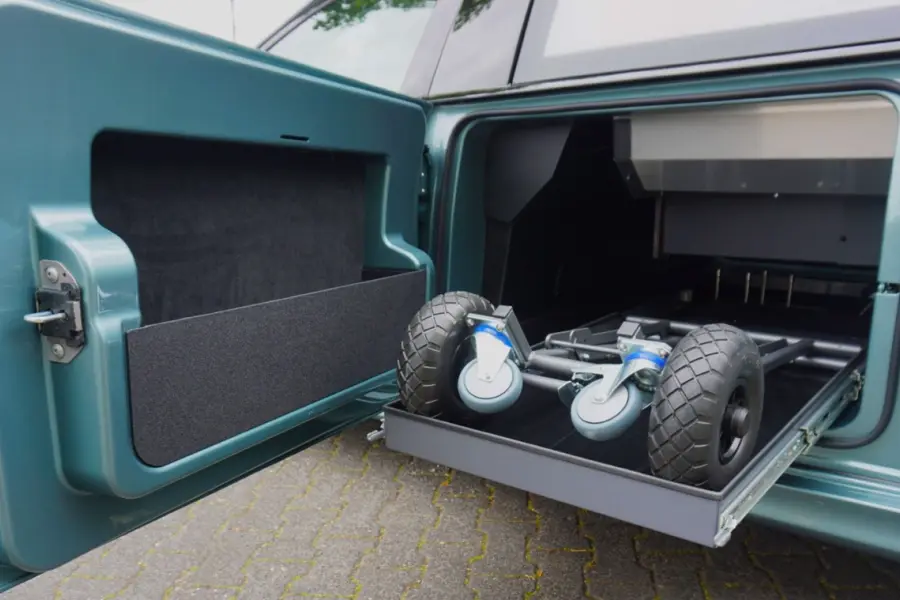 Sowohl die Heckklappe als auch die praktischen Stauraumtüren sind mit einer Soft-Close-Funktion ausgestattet, die ein leises und komfortables Schließen garantiert.