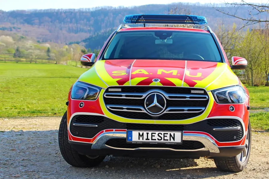 Frontansicht eines gelb-roten Einsatzfahrzeugs von Miesen mit SAMU-Beschriftung und Blaulicht.