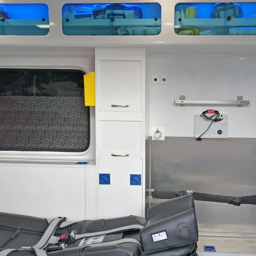 Innenraum eines Rettungswagens mit medizinischer Ausstattung, Schränken und einer Trage für den Patiententransport.