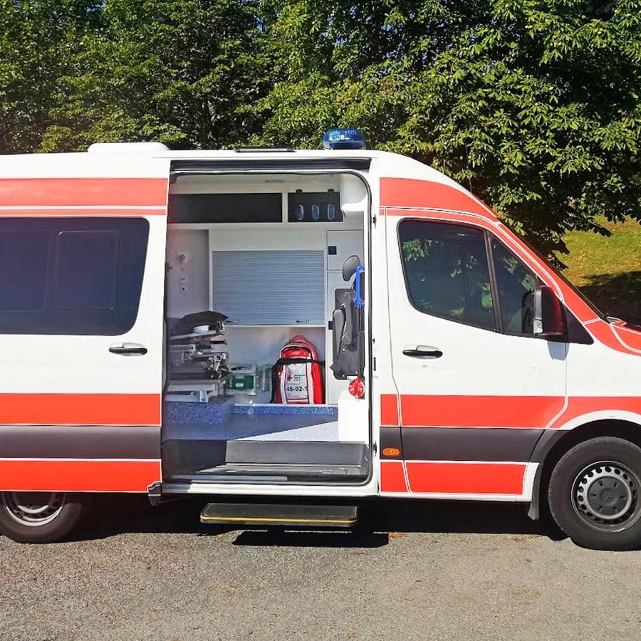 Rettungswagen mit geöffneter Seitentür und sichtbarer medizinischer Ausstattung im Innenraum.