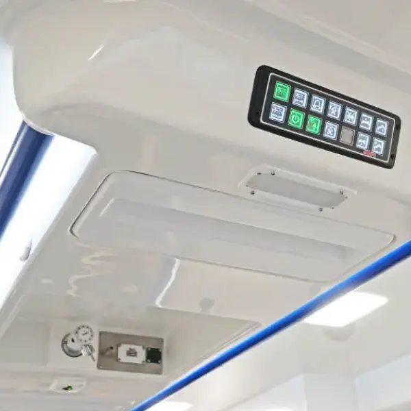 Deckeneinheit mit Bedienelement und LED-Leiste im Einsatzfahrzeug.