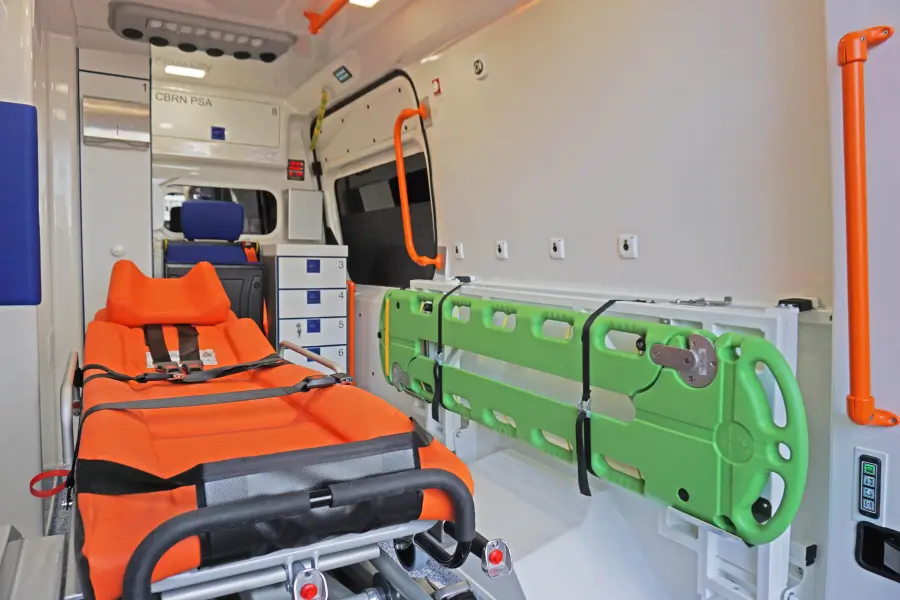 Innenraum eines KTW mit Trage und Spineboard.