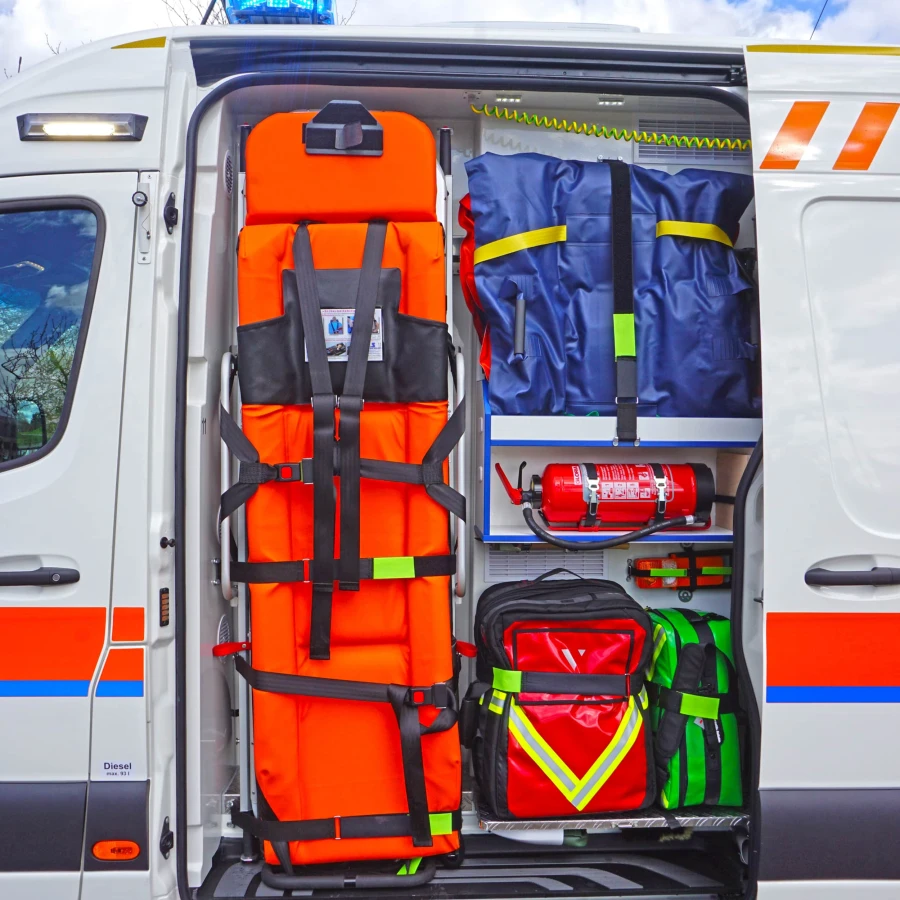Zivilschutz-KTW mit Rettungsausrüstung in offener Seitentür.