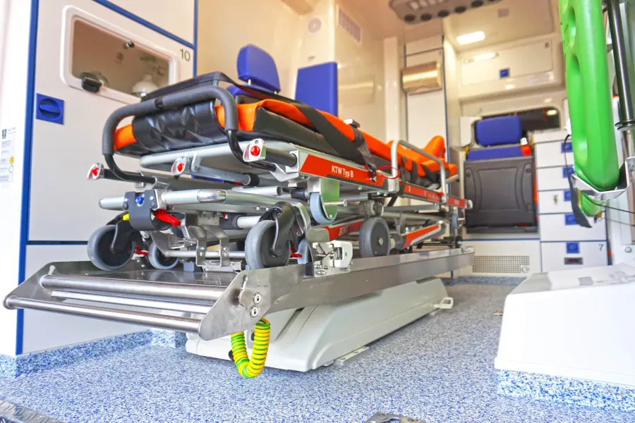 Trage im KTW Typ B mit Stauraum, Sitzplätzen und medizinischer Ausstattung.