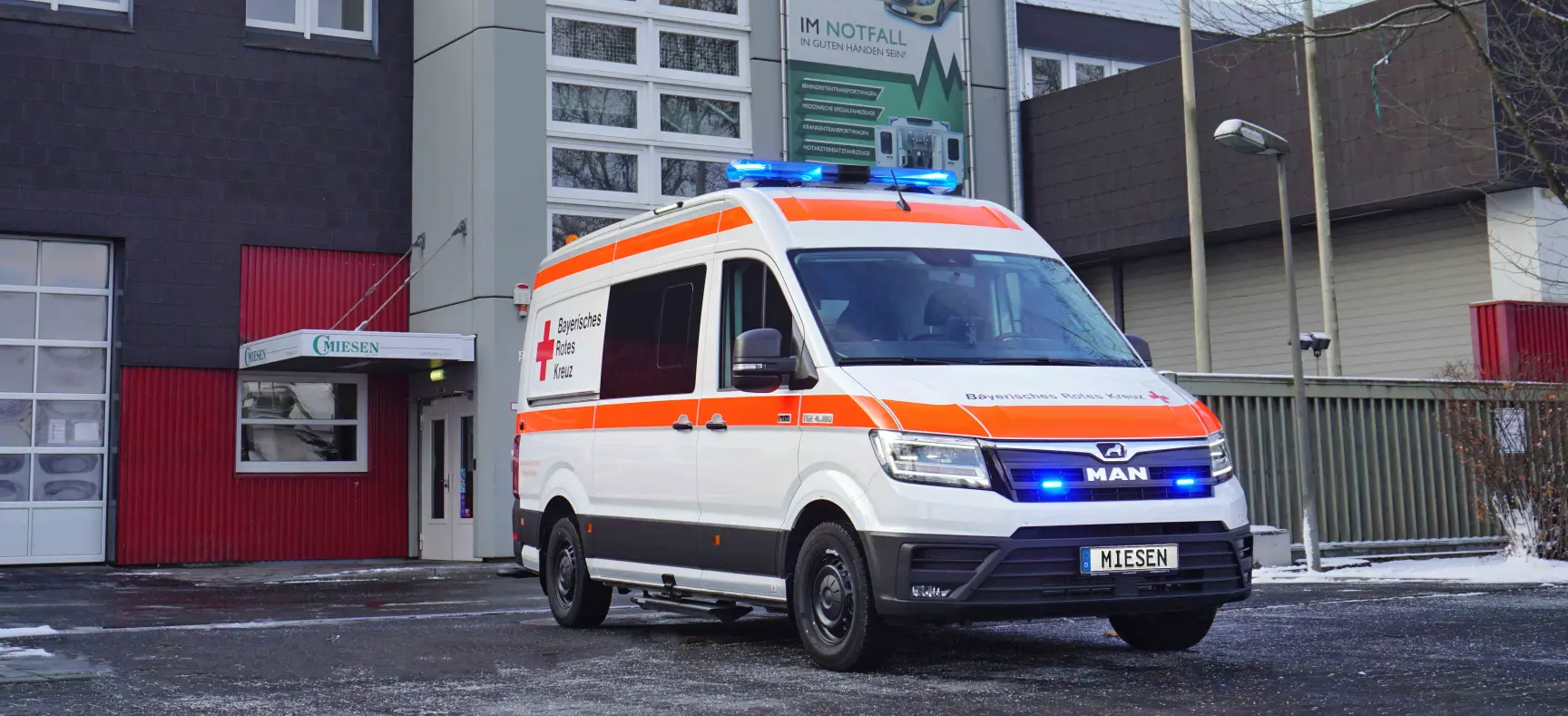 MAN TGE als Krankentransportwagen mit eingeschaltetem Blaulicht