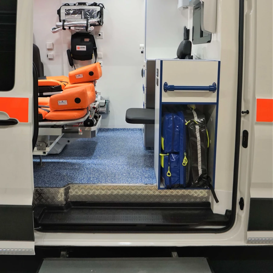 Seiteneinstieg des KTW MAN TGE bei geöffneter Schiebetüre