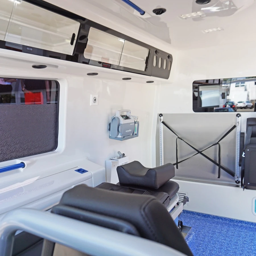 nnenraum eines Krankentransportwagens mit Sitzplätzen, Staufächern und medizinischer Ausstattung