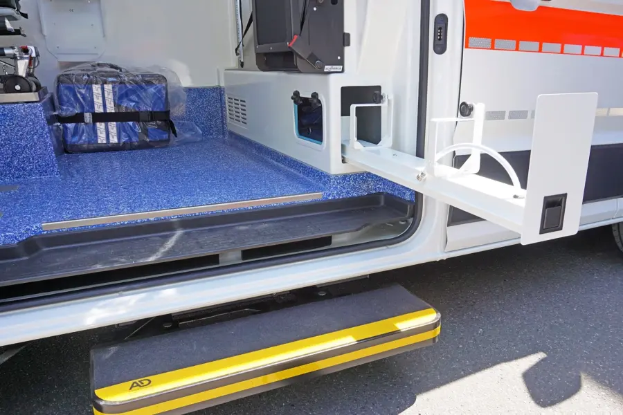 KTW mit seitlichem Tragehalter und Trittstufe.