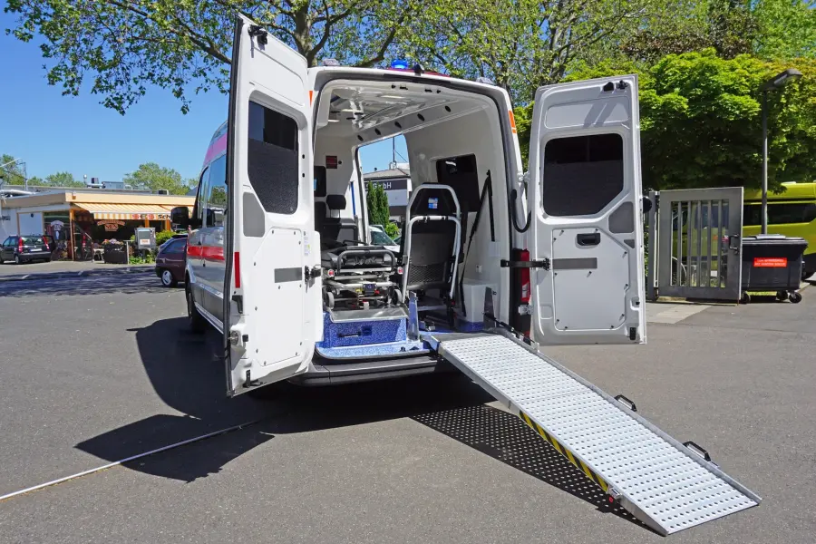 KTW mit geöffneter Hecktür und ausgeklappter Rampe.