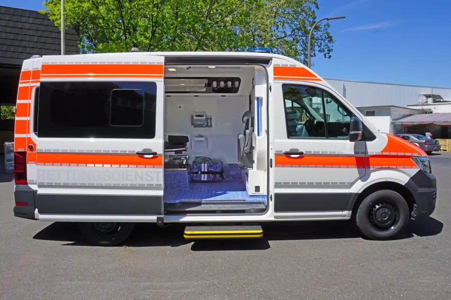 KTW auf VW Crafter mit geöffneter Seitentür.