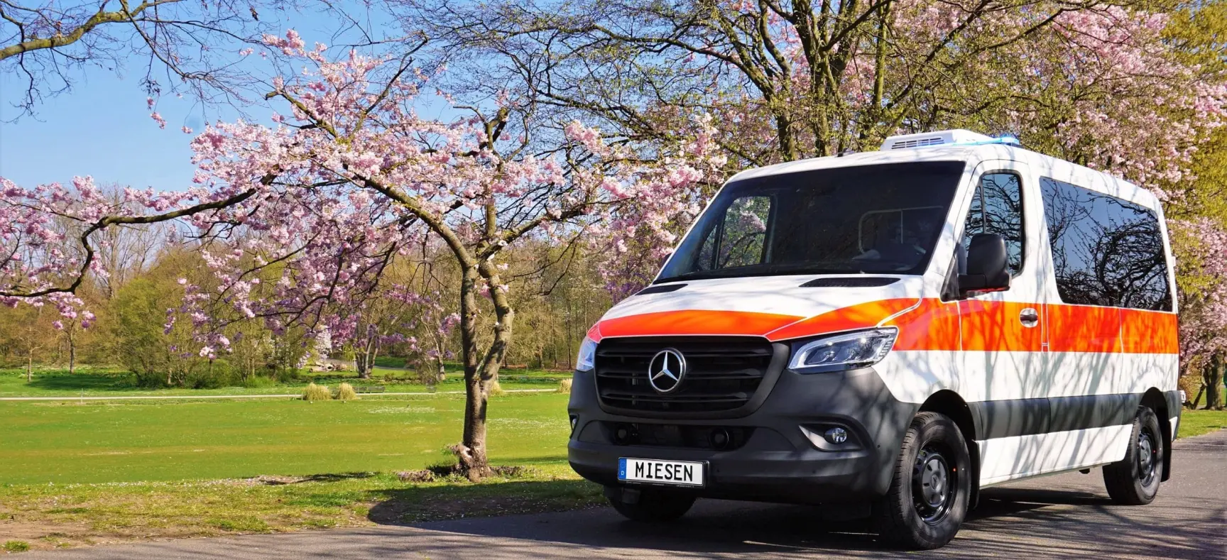 KTW mit Frühling im Hintergrund.