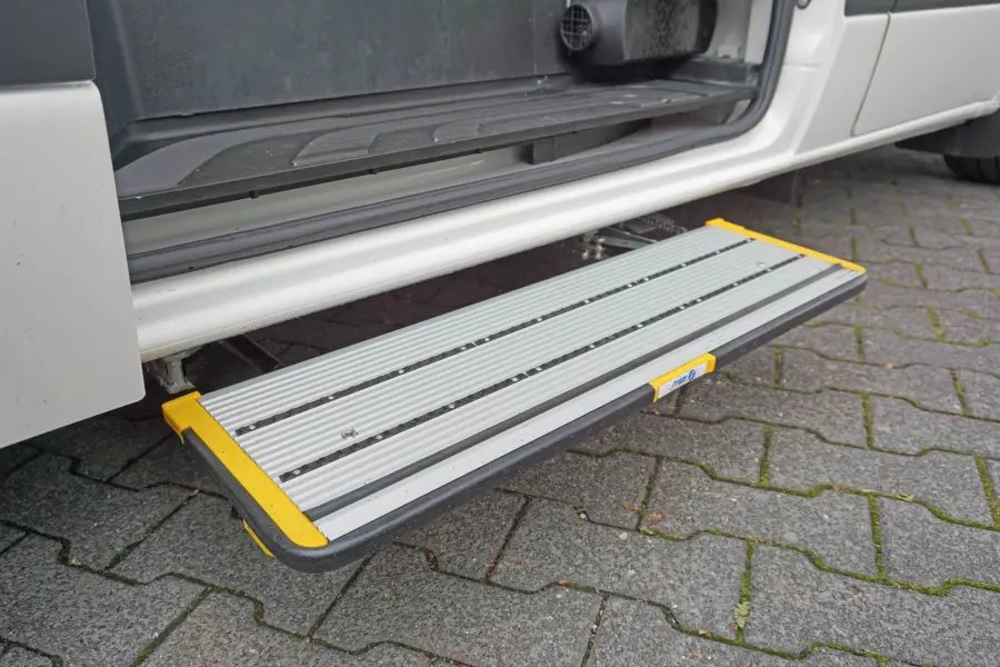 Trittstufe an Fahrzeugseite.
