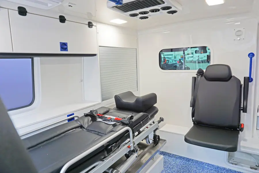 KTW-Innenraum mit Trage, Sitz und Stauraum.