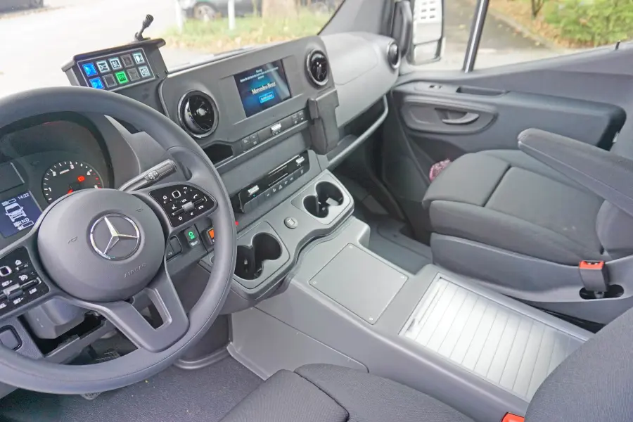 Cockpit eines Mercedes-Benz KTW mit moderner Bedienkonsole.