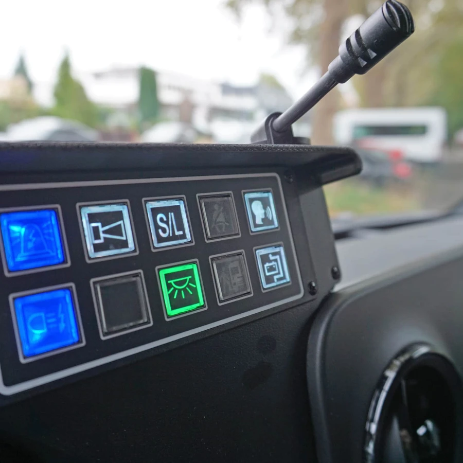 Detailaufnahme eines Bedienpanels im KTW mit Tasten für Sondersignale, Licht und Kommunikation.