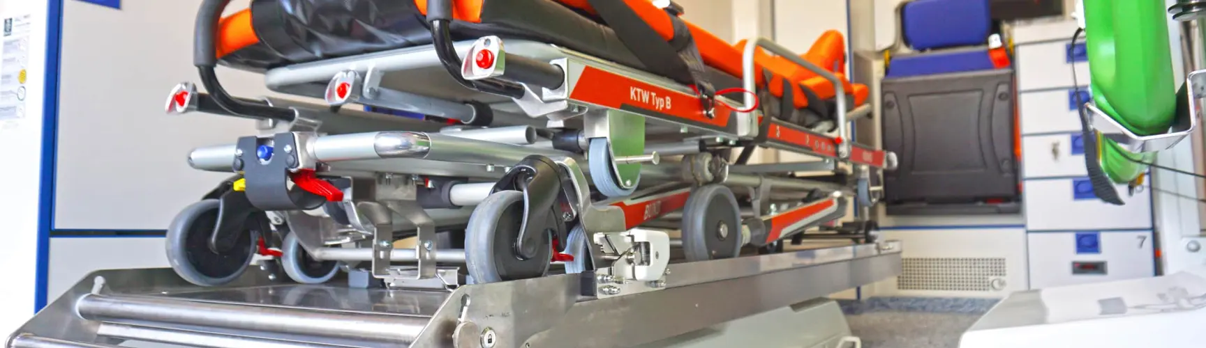 Trage im KTW Typ B mit Stauraum, Sitzplätzen und medizinischer Ausstattung.