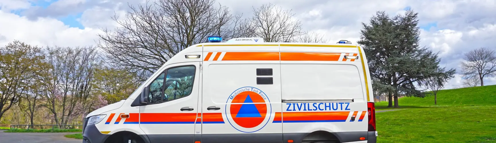 KTW des Zivilschutzes im Freien, Seitenansicht.