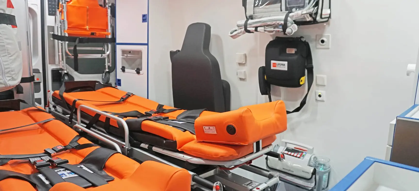 Innenraum eines KTWs mit zwei Tragen und medizinischer Ausrüstung.