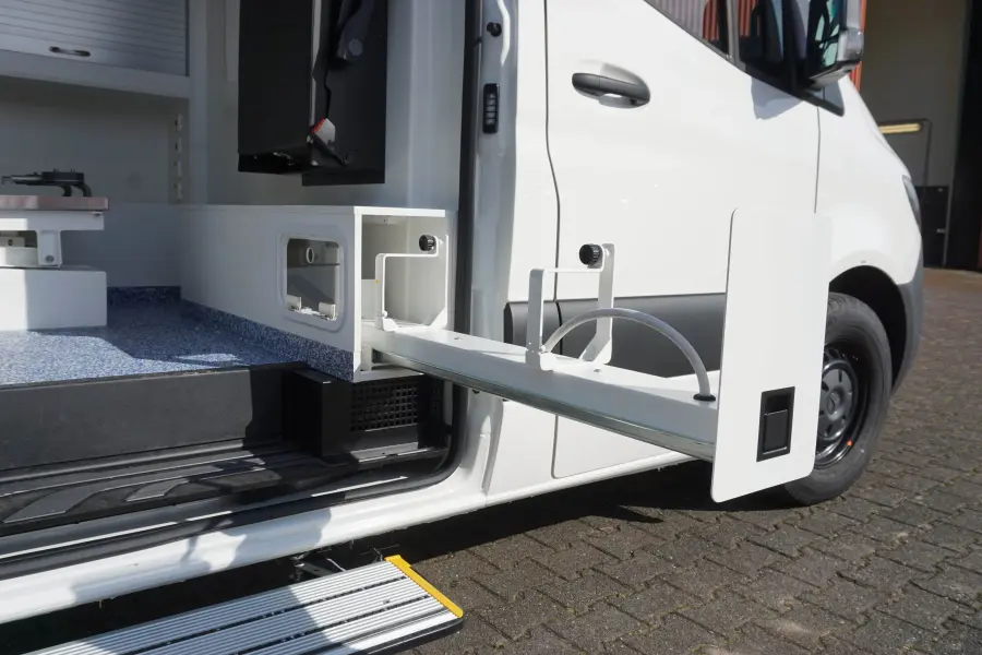 Seitlicher Auszug mit Halterung für Sauerstoffflaschen im KTW, herausgezogen durch die geöffnete Schiebetür.