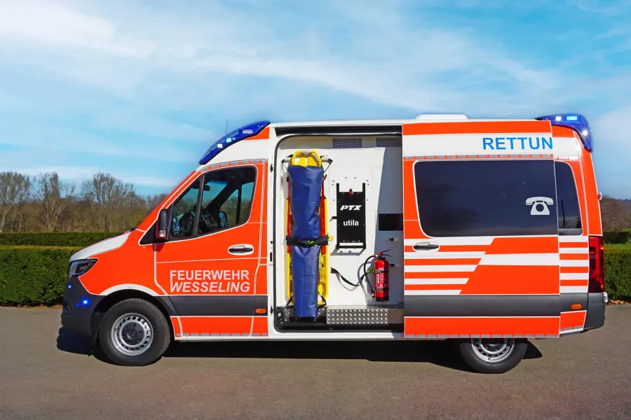 Rettungswagen der Feuerwehr Wesseling mit geöffneter Seitentür und sichtbarer Notfallausrüstung im Innenraum.