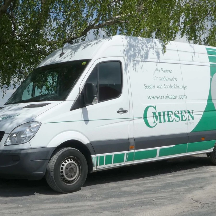 Firmenfahrzeug von CM Miesen auf einem Parkplatz unter Bäumen.