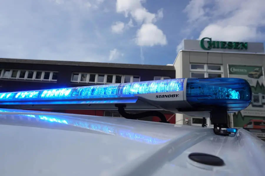 Blaulichtbalken mit Miesen-Gebäude im Hintergrund.