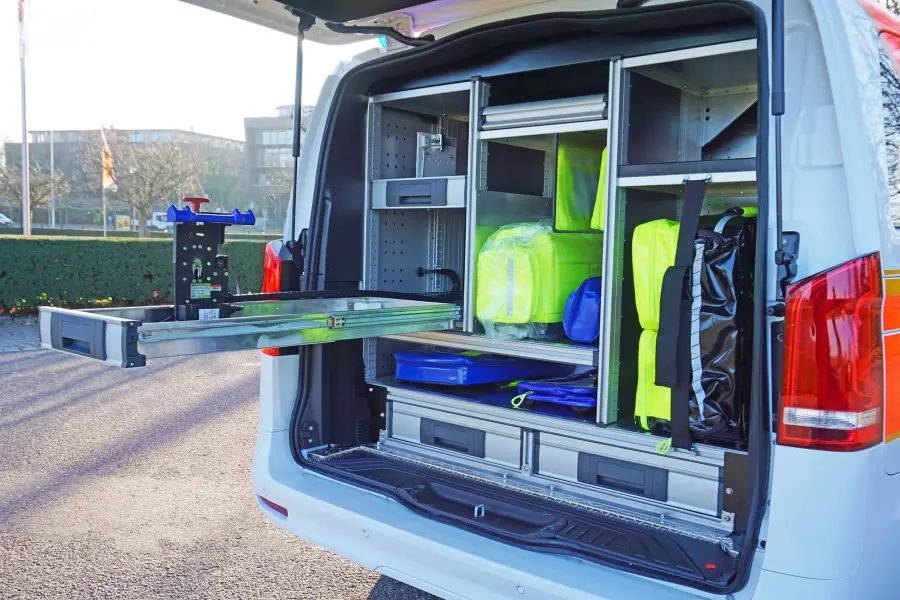 Offenes Heck eines NEF mit ausziehbarem Geräteschrank.