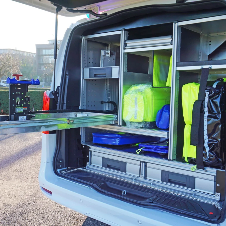 Offenes Heck eines NEF mit ausziehbarem Geräteschrank.