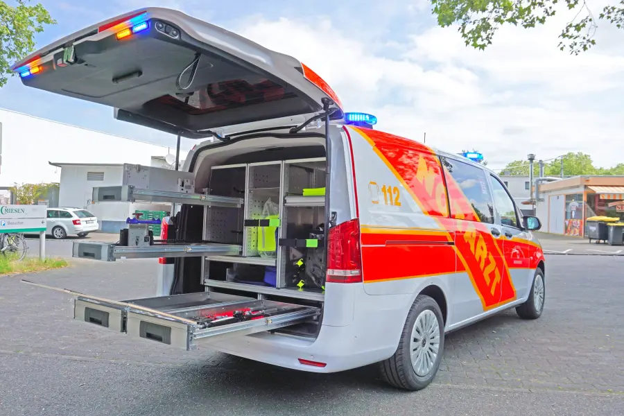 Geöffnetes Notarztfahrzeug mit ausziehbaren Staufächern