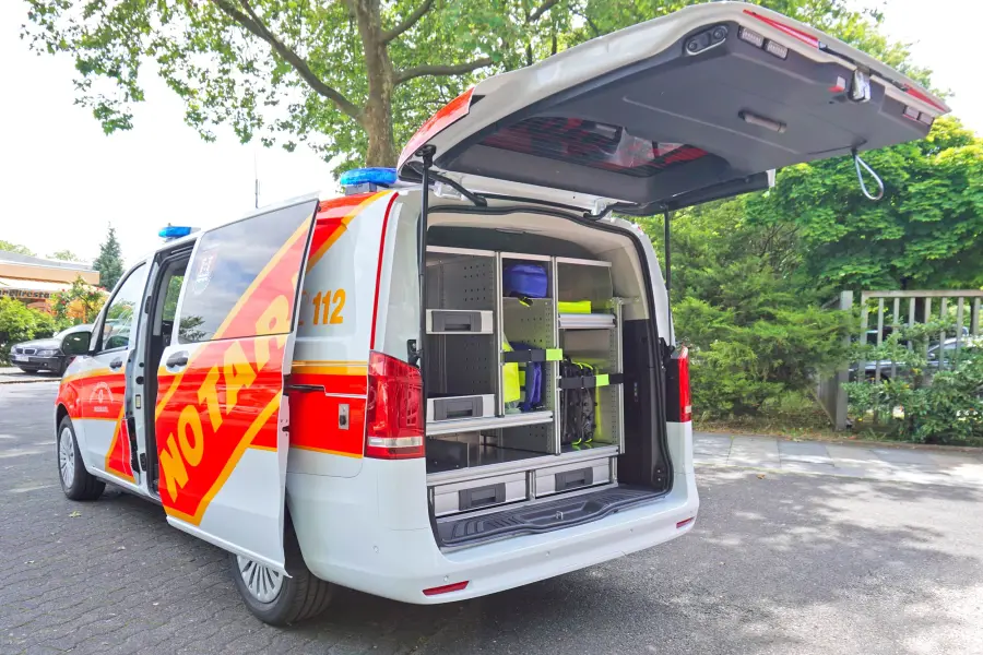 Notarztwagen mit geöffneter Heckklappe und Einsatzausrüstung