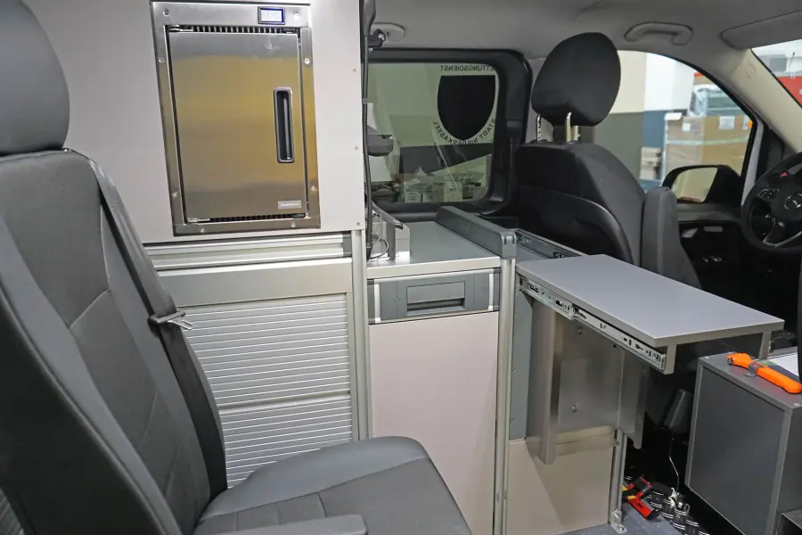 Innenansicht eines Notarzteinsatzfahrzeugs mit Klapptisch und Stauraum