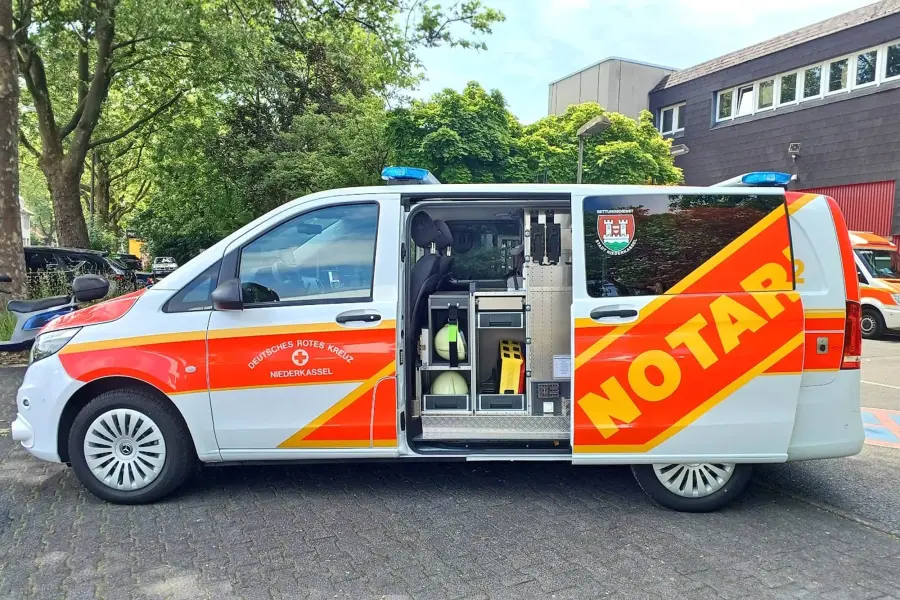 Geöffnetes Notarzteinsatzfahrzeug mit Blick auf die Innenausstattung