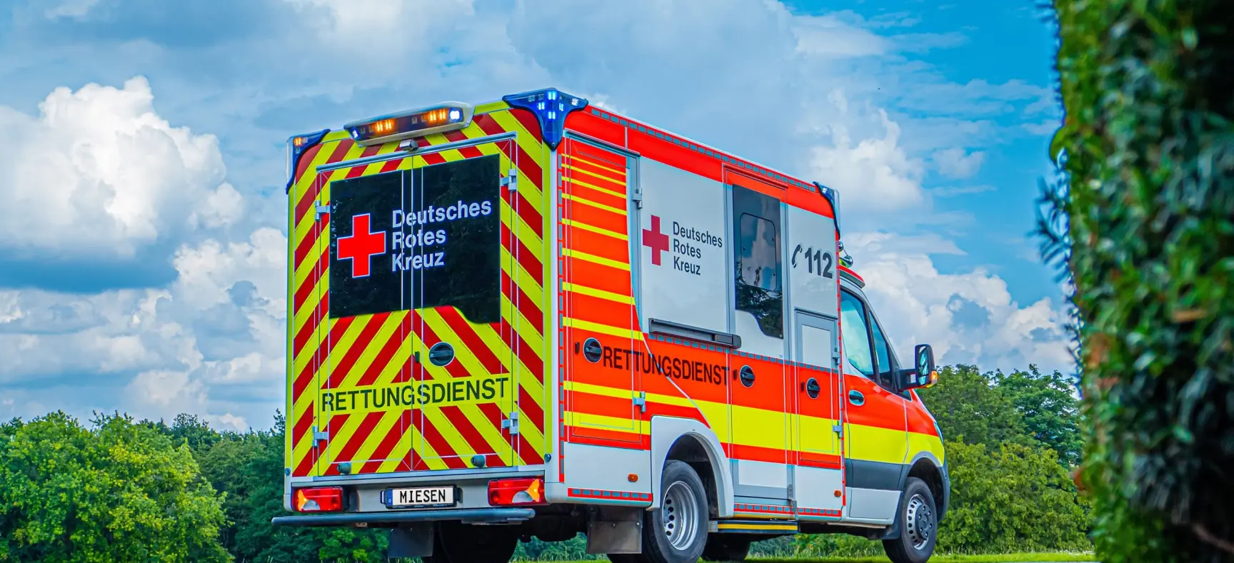 Rettungswagen des Deutschen Roten Kreuzes auf einer Straße bei Tageslicht