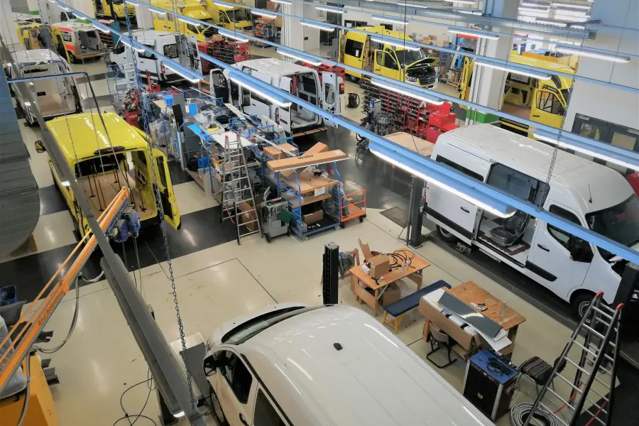 Produktionshalle mit im Umbau befindlichen Einsatzfahrzeugen