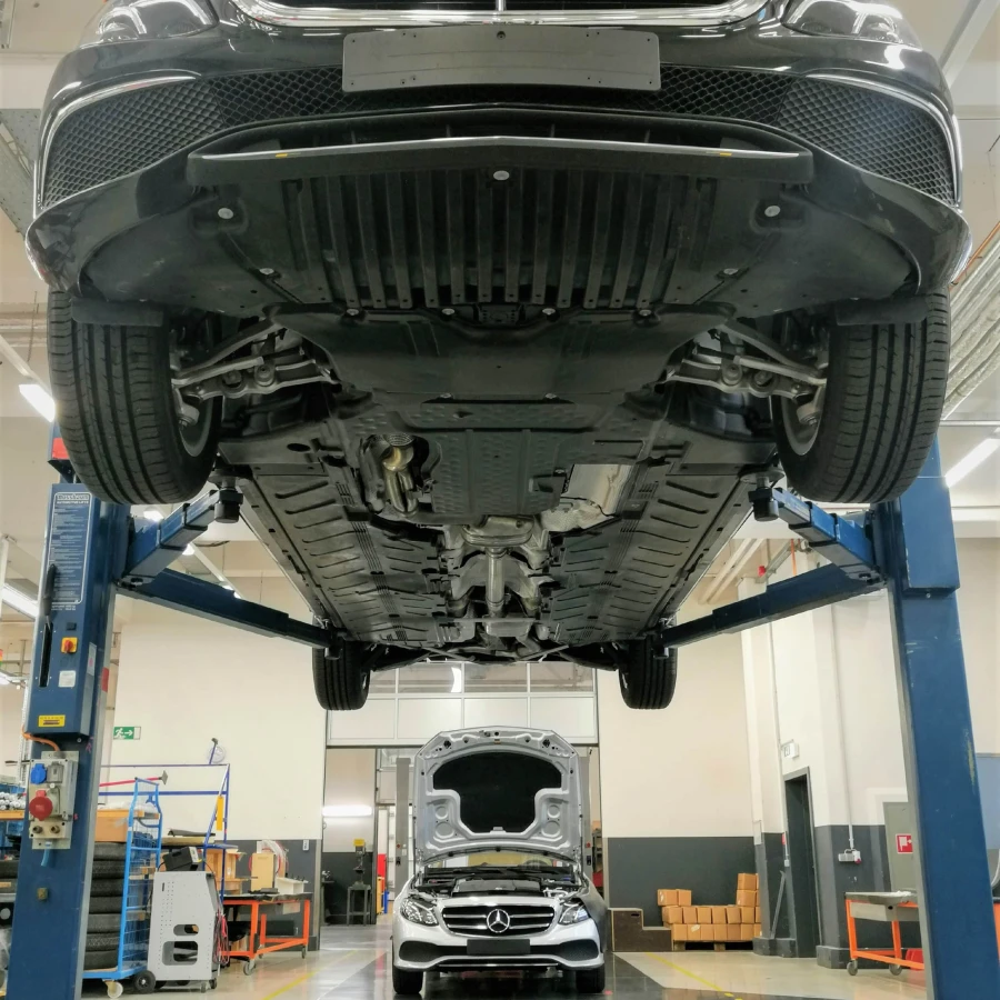 Fahrzeug auf Hebebühne in Werkhalle