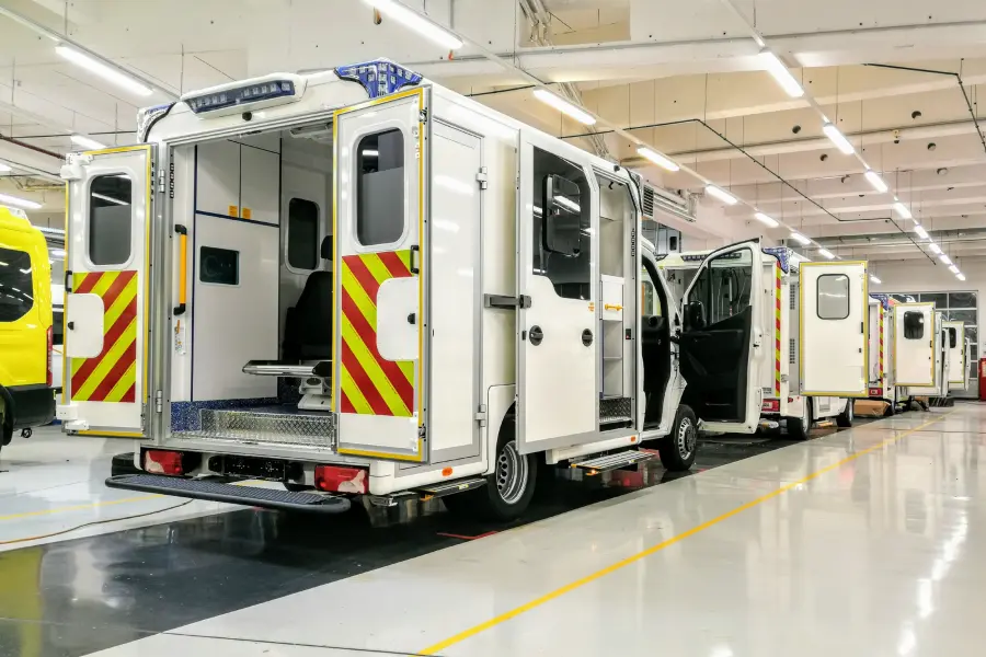 Rettungsfahrzeuge in Produktionshalle mit geöffneten Türen