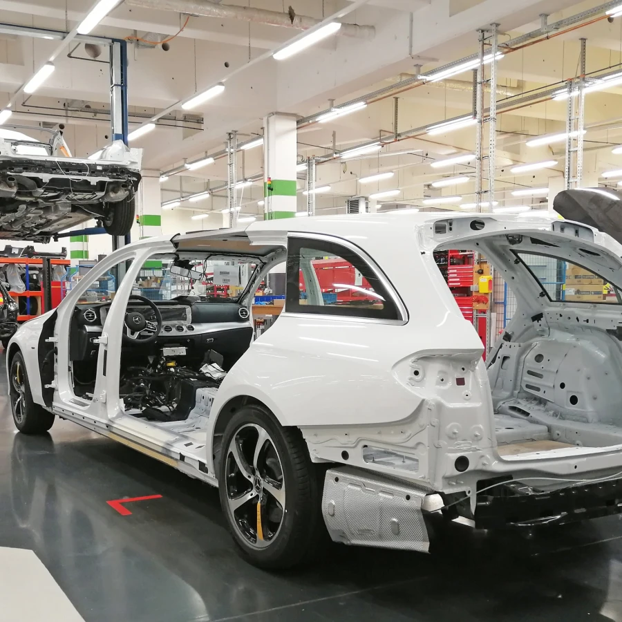 Fahrzeugrohbau in Produktionshalle, Mercedes ohne Karosserieteile