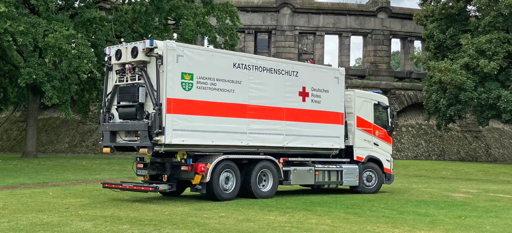 RMRH Wechselcontainer auf Grundfahrzeug vor dem Deutschen Eck