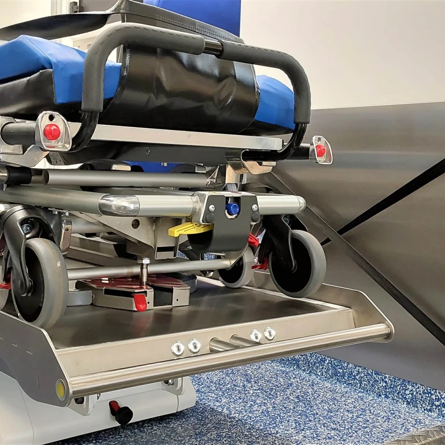 Trage im Patientenraum eines Rettungswagens auf Schienensystem