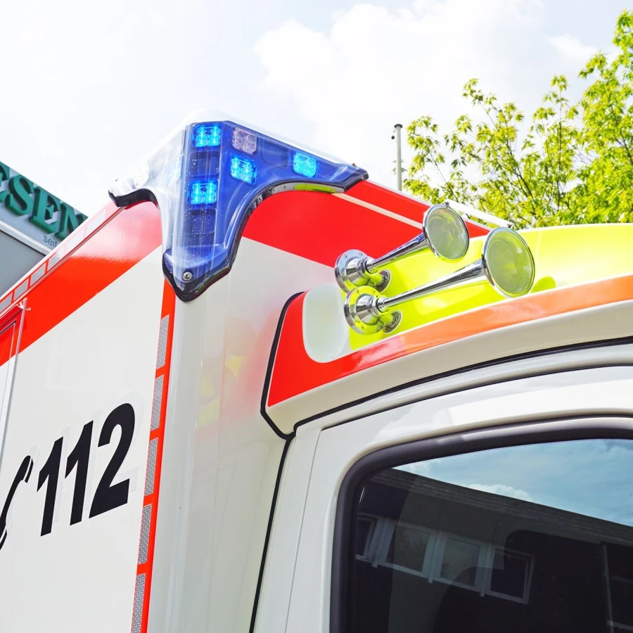 Frontbereich eines Rettungswagens mit Blaulicht und Martinshorn