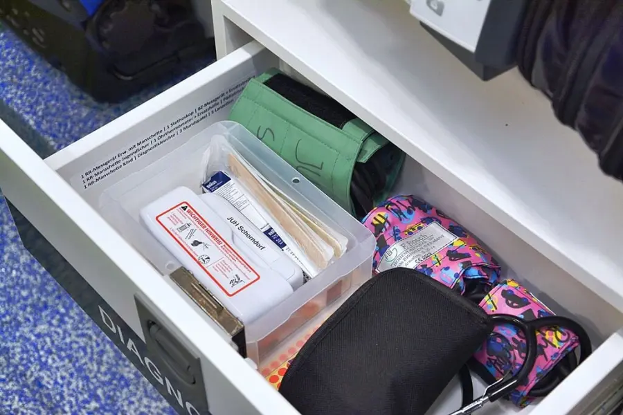 Diagnostikschublade im Rettungswagen mit Manschetten und Zubehör