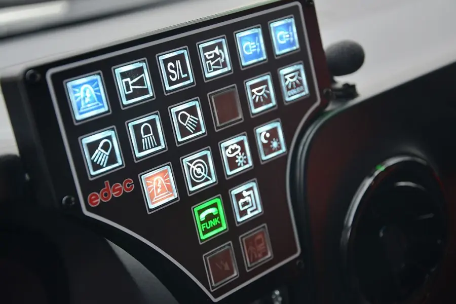 Bedienfeld mit Tasten für Licht- und Signalsteuerung im Einsatzfahrzeug