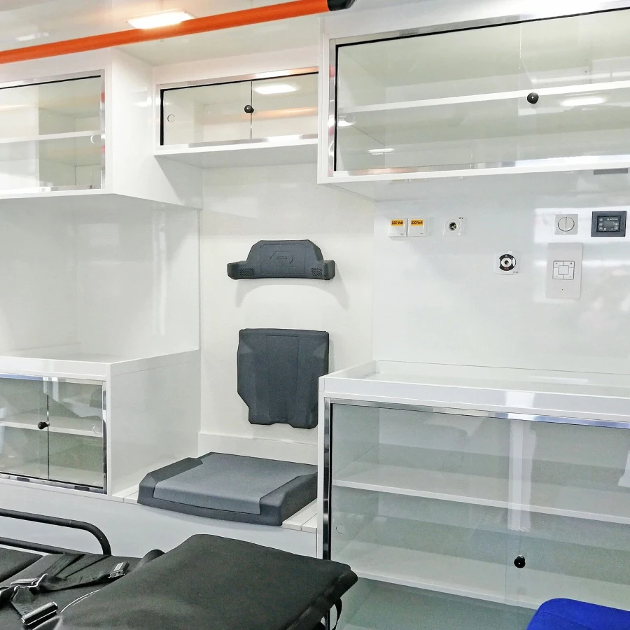 Innenansicht eines modernen Rettungswagens mit Stauraum und Sitzplätzen