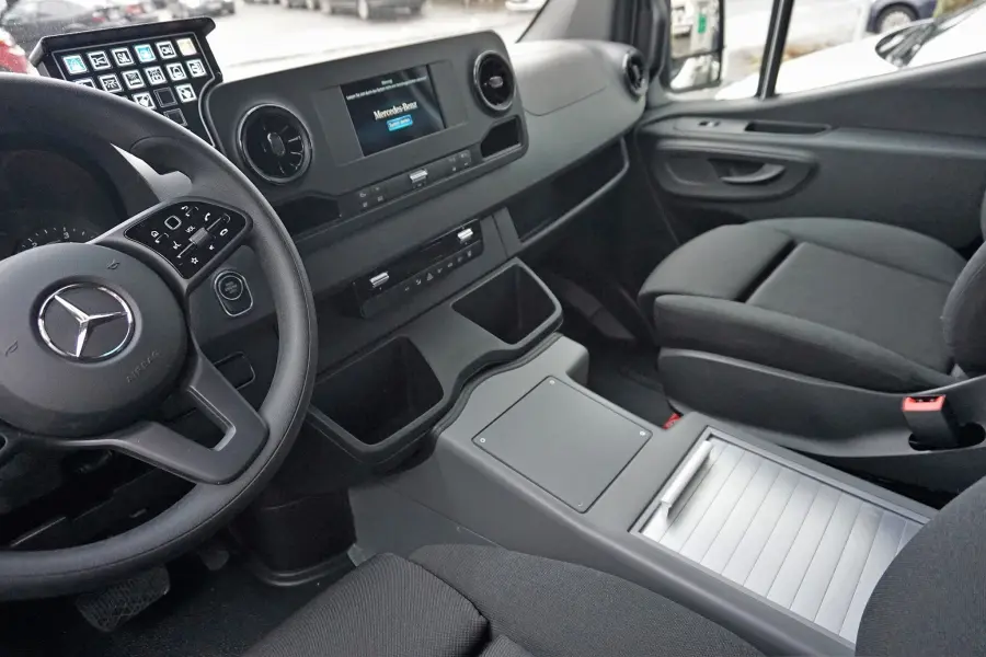 Cockpit eines Mercedes-Benz Sprinter mit Einsatzsteuerung und digitalem Display