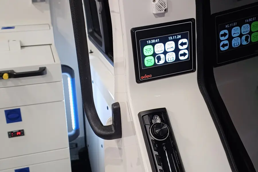 Innenansicht eines Rettungswagens mit Bedienpanel, Intercom und Staufächern.