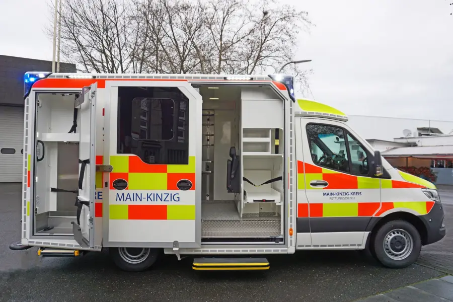 Rettungswagen des Main-Kinzig-Kreises mit geöffneter Seitentür, Einblick in das Innere.